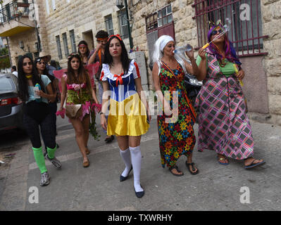 Israelis tragen Kostüme der jüdische Feiertag Purim in Jerusalem, Israel, 25. März 2016 zu feiern. Purim ist ein freudiger Urlaub, feiert das Heil der Juden von Völkermord im alten Persien, wie sie im Buch Esther erzählt. Foto von Debbie Hill/UPI Stockfoto