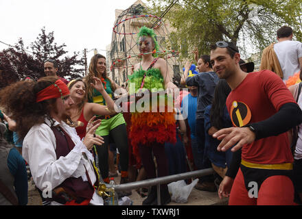 Israelis tragen Kostüme der jüdische Feiertag Purim in Jerusalem, Israel, 25. März 2016 zu feiern. Purim ist ein freudiger Urlaub, feiert das Heil der Juden von Völkermord im alten Persien, wie sie im Buch Esther erzählt. Foto von Debbie Hill/UPI Stockfoto