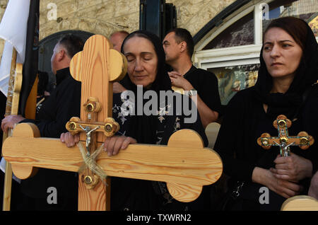 Orthodoxe Christliche Pilger halten Sie die Kreuze auf der Via Dolorosa in der Altstadt von Jerusalem am Karfreitag, 29. April 2016. Karfreitag erinnert an den Weg, den Jesus sein Kreuz zu seiner Kreuzigung auf Golgatha durchgeführt. UPI Stockfoto