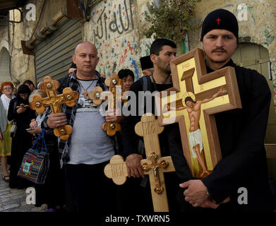 Orthodoxe Christliche Pilger halten Sie die Kreuze auf der Via Dolorosa in der Altstadt von Jerusalem am Karfreitag, 29. April 2016. Karfreitag erinnert an den Weg, den Jesus sein Kreuz zu seiner Kreuzigung auf Golgatha durchgeführt. UPI Stockfoto