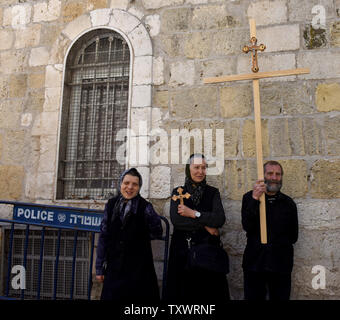 Orthodoxe Christliche Pilger halten Sie die Kreuze auf der Via Dolorosa in der Altstadt von Jerusalem am Karfreitag, 29. April 2016. Karfreitag erinnert an den Weg, den Jesus sein Kreuz zu seiner Kreuzigung auf Golgatha durchgeführt. UPI Stockfoto