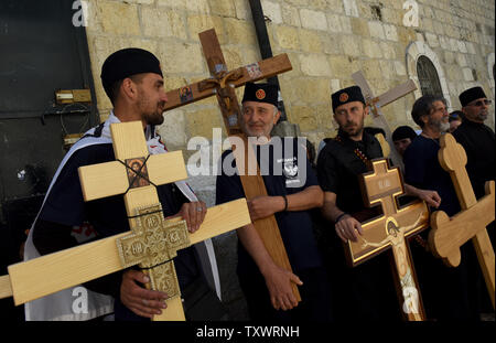 Orthodoxe Christliche Pilger halten Sie die Kreuze auf der Via Dolorosa in der Altstadt von Jerusalem am Karfreitag, 29. April 2016. Karfreitag erinnert an den Weg, den Jesus sein Kreuz zu seiner Kreuzigung auf Golgatha durchgeführt. UPI Stockfoto