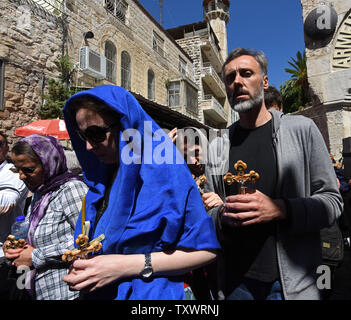 Orthodoxe Christliche Pilger tragen Kreuze auf der Via Dolorosa in der Altstadt von Jerusalem am Karfreitag, 29. April 2016. Karfreitag erinnert an den Weg, den Jesus sein Kreuz zu seiner Kreuzigung auf Golgatha durchgeführt. UPI Stockfoto