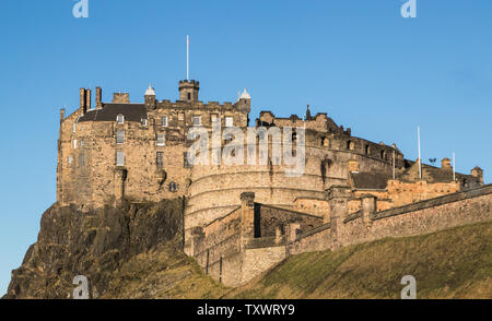 Das Edinburgh Castle, das Schloss in der Sonne im Frühjahr 2019. Edinburgh thront auf den Felsen Stockfoto