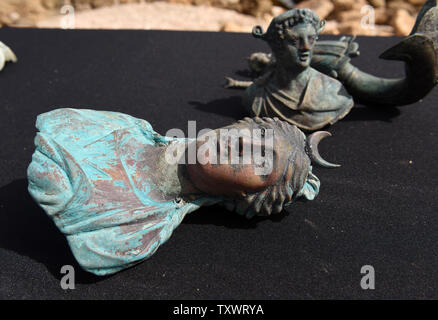 Eine Figur des Mondes Göttin Luna ist der Presse von der Israel Antiquities Authority gezeigt, nachdem er von Tauchern aus dem antiken Hafen von Caesarea in der mediterranen Meeresgrund, 16. Mai 2016 entdeckt wurde. Hunderte von Münzen und Statuen aus dem späten Römischen Periode wurden vor kurzem nach einem Handelsschiff, die vor 1600 Jahren sank verloren gefunden. Die Entdeckung bestehen vor allem aus 'Metal und Bronze, die für Recycling schiefergedeckt war" auf dem Schiff von Cäsarea in der Spätantike, als es sank der antiken mediterranen Hafen von Cäsarea. Foto von Debbie Hill/UPI Stockfoto
