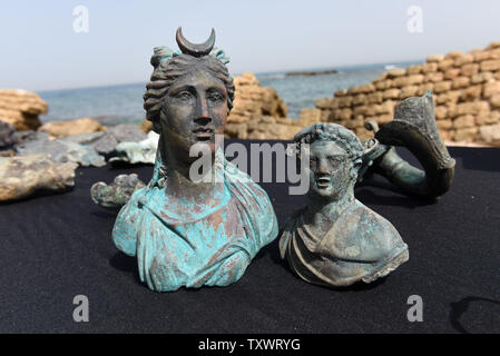 Artefakte aus ein Handelsschiff, sank der antiken mediterranen Hafen von Caesarea 1,6000 Jahren ist der Presse von der Israel Antiquities Authority vorgelegt, nachdem es von den Tauchern im mediterranen Meeresgrund, 16. Mai 2016 entdeckt wurde. Hunderte von Münzen und Statuen aus dem späten Römischen Periode wurden vor kurzem nach von einem Kaufmann gesunkenen Schiff verloren gefunden. Die Entdeckung bestehen vor allem aus 'Metal und Bronze, die für Recycling schiefergedeckt war" auf dem Schiff von Cäsarea in der Spätantike, als es sank der antiken mediterranen Hafen von Cäsarea. Foto von Debbie Hill/UPI Stockfoto