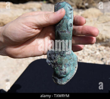 Ein Artefakt von einem Handelsschiff, sank der antiken mediterranen Hafen von Caesarea 1,6000 Jahren ist der Presse von der Israel Antiquities Authority vorgelegt, nachdem es von den Tauchern im mediterranen Meeresgrund, 16. Mai 2016 entdeckt wurde. Hunderte von Münzen und Statuen aus dem späten Römischen Periode wurden vor kurzem nach von einem Kaufmann gesunkenen Schiff verloren gefunden. Die Entdeckung bestehen vor allem aus 'Metal und Bronze, die für Recycling schiefergedeckt war" auf dem Schiff von Cäsarea in der Spätantike, als es sank der antiken mediterranen Hafen von Cäsarea. Foto von Debbie Hill/UPI Stockfoto