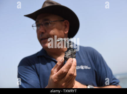 Jakob Sharvit, Direktor der Marine Einheit der Israelischen Antiquities Authority, spricht mit der Presse vor Artefakten aus ein Handelsschiff, sank der antiken mediterranen Hafen von Caesarea 1,6000 Jahren, Caesarea, Israel, 16. Mai 2016. Hunderte von Münzen und Statuen aus dem späten Römischen Periode wurden vor kurzem durch Taucher nach von einem Handelsschiff verloren gefunden. Die Entdeckung bestehen vor allem aus 'Metal und Bronze, die für Recycling schiefergedeckt war" auf dem Schiff von Cäsarea in der Spätantike, als es sank der antiken mediterranen Hafen von Cäsarea. Foto von Debbie Hill/UPI Stockfoto