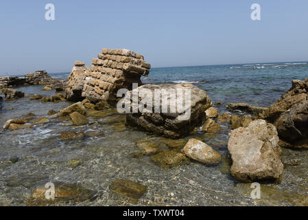 Mit einem Blick auf das Mittelmeer, wo Artefakte aus ein Handelsschiff, sank der alte Hafen von Caesarea 1,6000 Jahren von Tauchern im Mittelmeer entdeckt wurde, Meeresboden, Caesarea, Israel, 16. Mai 2016. Hunderte von Münzen und Statuen aus dem späten Römischen Periode wurden vor kurzem nach von einem Kaufmann gesunkenen Schiff verloren gefunden. Die Entdeckung bestehen vor allem aus 'Metal und Bronze, die für Recycling schiefergedeckt war" auf dem Schiff von Cäsarea in der Spätantike, als es sank der antiken mediterranen Hafen von Cäsarea. Foto von Debbie Hill/UPI Stockfoto