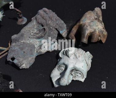 Ein Artefakt von einem Handelsschiff, sank der antiken mediterranen Hafen von Caesarea 1,6000 Jahren ist der Presse von der Israel Antiquities Authority vorgelegt, nachdem es von den Tauchern im mediterranen Meeresgrund, 16. Mai 2016 entdeckt wurde. Hunderte von Münzen und Statuen aus dem späten Römischen Periode wurden vor kurzem nach von einem Kaufmann gesunkenen Schiff verloren gefunden. Die Entdeckung bestehen vor allem aus 'Metal und Bronze, die für Recycling schiefergedeckt war" auf dem Schiff von Cäsarea in der Spätantike, als es sank der antiken mediterranen Hafen von Cäsarea. Foto von Debbie Hill/UPI Stockfoto