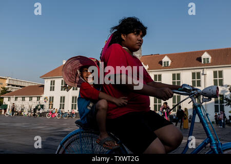 Jakarta, Indonesien. 26 Mai, 2018. Kinder fahren mit dem Fahrrad an der Taman Fatahillah Square in der Alten Stadt Jakarta. Credit: Victor Kruchinin/SOPA Images/ZUMA Draht/Alamy leben Nachrichten Stockfoto