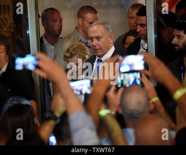 Der israelische Premierminister Benjamin Netanjahu tritt eine Zeremonie, die Kennzeichnung der US Independence Day in der Residenz des US-Botschafters in Israel Dan Shapiro, nicht gesehen, in Herzliya, in der Nähe von Tel Aviv, Israel, 30. Juni 2016. Foto von Debbie Hill/UPI Stockfoto