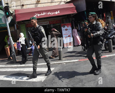 Israelische Grenzpolizisten Patrol außerhalb der Altstadt von Ostjerusalem, 22. September 2016. 23 israelische Soldaten Palästinenser frühen Donnerstag in Razzien in mehreren Ost-jerusalem Nachbarschaften auf der Suche nach Waffen und mutmaßliche Täter in die neue Welle der erstechen Terroranschläge festgenommen. Die israelische Verteidigung Einrichtung erwartet einen Anstieg der Angriffe im Vorfeld der anstehenden hohen Jüdischen Heiligen Tage Anfang Oktober. Foto von Debbie Hill/UPI Stockfoto