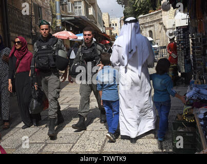 Israelische Grenzpolizisten Patrouille im muslimischen Viertel der Altstadt von Jerusalem, 22. September 2016. 23 israelische Soldaten Palästinenser frühen Donnerstag in Razzien in mehreren Ost-jerusalem Nachbarschaften auf der Suche nach Waffen und mutmaßliche Täter in die neue Welle der erstechen Terroranschläge festgenommen. Die israelische Verteidigung Einrichtung erwartet einen Anstieg der Angriffe im Vorfeld der anstehenden hohen Jüdischen Heiligen Tage Anfang Oktober. Foto von Debbie Hill/UPI Stockfoto