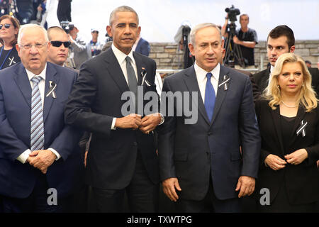 (Von L-R) der israelische Präsident Reuvlin Rivlin, US-Präsident Barack Obama, Israels Ministerpräsident Benjamin Netanjahu und seine Frau Sara Netanjahu Messestand während der Beerdigung des ehemaligen israelischen Präsidenten und Premierminister Shimon Peres am Mount Herzl National Cemetery in Jerusalem am 30. September 2016. Stockfoto