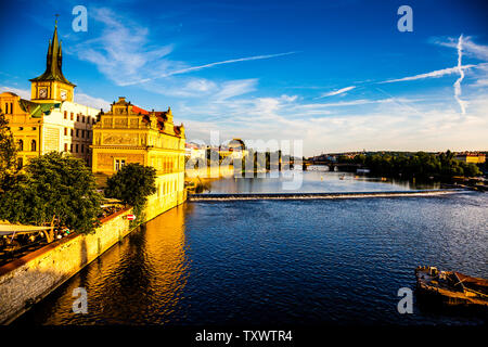 Prag citicsape von der Brücke in Prag, Hauptstadt der Tschechischen Republik gesehen Stockfoto