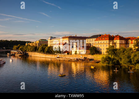 Prag citicsape von der Brücke in Prag, Hauptstadt der Tschechischen Republik gesehen Stockfoto