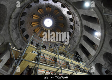 Ein Blick auf das Grab Jesu Christi in der Kirche des Heiligen Grabes in der Altstadt von Jerusalem, Israel, November 24, 2016. Archäologe Wissenschaftler haben die ursprüngliche Fläche von, was während der Arbeit im Naturschutz geglaubt, der traditionellen Grablege Jesu zu sein. Nach den Körper von Jesus Tradition wurde in eine Tropfsteinhöhle nach seiner Kreuzigung durch die Römer 30 n. Chr. Foto von Debbie Hill/UPI festgelegt Stockfoto