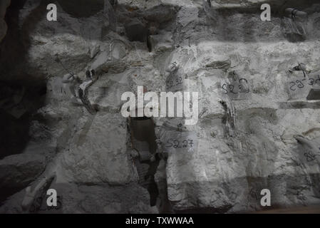 Ein Blick auf die ursprüngliche Grundlage für das Grab Jesu Christi in der Kirche des Heiligen Grabes in der Altstadt von Jerusalem, Israel, November 24, 2016. Archäologe Wissenschaftler haben die ursprüngliche Fläche von, was während der Arbeit im Naturschutz geglaubt, der traditionellen Grablege Jesu zu sein. Nach den Körper von Jesus Tradition wurde in eine Tropfsteinhöhle nach seiner Kreuzigung durch die Römer 30 n. Chr. Foto von Debbie Hill/UPI festgelegt Stockfoto