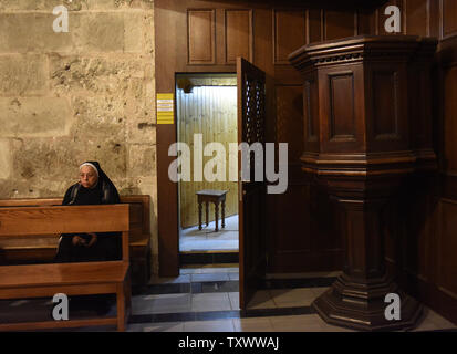 Eine katholische Nonne sitzt in der Kirche des Heiligen Grabes in der Altstadt von Jerusalem, Israel, November 24, 2016. Archäologe Wissenschaftler haben die ursprüngliche Fläche von, was während der Arbeit im Naturschutz geglaubt, der traditionellen Grablege Jesu zu sein. Nach den Körper von Jesus Tradition wurde in eine Tropfsteinhöhle nach seiner Kreuzigung durch die Römer 30 n. Chr. Foto von Debbie Hill/UPI festgelegt Stockfoto