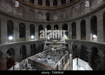 Ein Blick auf das Grab Jesu Christi in der Kirche des Heiligen Grabes in der Altstadt von Jerusalem, Israel, November 24, 2016. Archäologe Wissenschaftler haben die ursprüngliche Fläche von, was während der Arbeit im Naturschutz geglaubt, der traditionellen Grablege Jesu zu sein. Nach den Körper von Jesus Tradition wurde in eine Tropfsteinhöhle nach seiner Kreuzigung durch die Römer 30 n. Chr. Foto von Debbie Hill/UPI festgelegt Stockfoto