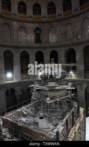 Ein Blick auf das Grab Jesu Christi in der Kirche des Heiligen Grabes in der Altstadt von Jerusalem, Israel, November 24, 2016. Archäologe Wissenschaftler haben die ursprüngliche Fläche von, was während der Arbeit im Naturschutz geglaubt, der traditionellen Grablege Jesu zu sein. Nach den Körper von Jesus Tradition wurde in eine Tropfsteinhöhle nach seiner Kreuzigung durch die Römer 30 n. Chr. Foto von Debbie Hill/UPI festgelegt Stockfoto
