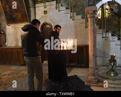 Christen Kerzen in der Kirche des Heiligen Grabes in der Altstadt von Jerusalem, Israel, November 24, 2016. Archäologe Wissenschaftler haben die ursprüngliche Fläche von, was während der Arbeit im Naturschutz geglaubt, der traditionellen Grablege Jesu zu sein. Nach den Körper von Jesus Tradition wurde in eine Tropfsteinhöhle nach seiner Kreuzigung durch die Römer 30 n. Chr. Foto von Debbie Hill/UPI festgelegt Stockfoto