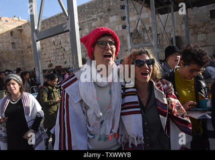 Eine liberale jüdische Frau trägt einen Gebetsschal und einem 'pussyhat' aus der religiösen Gruppe Frauen Der Wand während der morgendlichen Gebet service an der westlichen Mauer, dem heiligsten Ort des Judentums, in der Altstadt von Jerusalem, 27. Februar 2017. Die israelische Polizei ultra-orthodoxe jüdische Männer und Frauen, die der Liberalen Frauen, Jüdische religiöse Objekte, die traditionell nur von Männern getragen protestierten getrennt. Die Kontrolle der westlichen Wand von ultra-orthodoxe Juden ist ein Punkt der Konflikt zwischen Reform und konservative Juden in Amerika und die israelische Regierung geworden. Foto von Debbie Hill/UPI Stockfoto