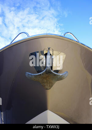 Schiff in Trockene Marina mit großen Stahl Anker, Detail auf einer Luxusyacht in einem trockenen Marina