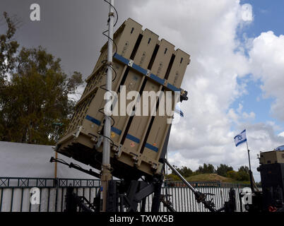Ein Iron Dome, eine aktive Antenne Defense System, wird mit einer Ausstellung in der Eröffnungszeremonie der David Schlinge Air Defence System am Hatzor Air Force Base, Israel, 2. April 2017 angezeigt. Der David Schlinge Anti-raketen-System ist eine gemeinsame Entwicklung mit der israelischen und amerikanischen Verteidigungsindustrie und schützt Israel von mittel- und langfristigen Bedrohungen durch das Abfangen von feindlichen Raketen Länder wie Iran und Syrien gefeuert. Foto von Debbie Hill/UPI Stockfoto