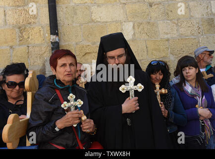 Orthodoxe Christen Kreuze am Karfreitag in die Altstadt von Jerusalem führen, da sie die "Via Dolorosa", "Weg der Trauer', der Weg geglaubt, durch Jesus Christus genommen werden, wenn er sein Kreuz zu seiner Kreuzigung auf Golgatha, 14. April 2017 durchgeführt. Foto von Debbie Hill/UPI Stockfoto