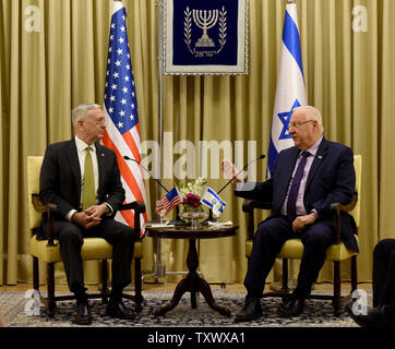 Us-Verteidigungsminister James Mattis (L) trifft der israelische Präsident Reuven Rivlin (R) an seinem Wohnsitz in Jerusalem, Israel, 21. April 2017. Mattis ist auf eine einwöchige Reise in den Nahen Osten und es ist sein erster Besuch in Israel als Verteidigungsminister. Foto von Debbie Hill/UPI Stockfoto