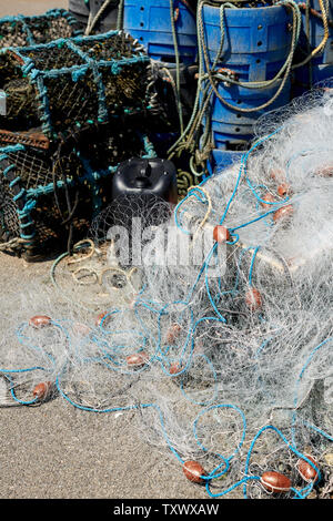 Angelgeräte und Hummer Töpfe auf den Hafen von Mudeford Quay, Dorset. Teil der britischen Fischwirtschaft. Stockfoto