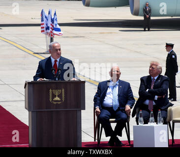 US-Präsident Donald Trump hört auf den israelischen Premierminister Benjamin Netanjahu, sprechen bei einer begrüßungszeremonie am Ben Gurion Flughafen außerhalb von Tel Aviv, Israel, 22. Mai 2017. Präsident Trump ist auf einem zweitägigen Besuch in Israel und der palästinensischen Stadt Bethlehem. Foto von Debbie Hill/UPI Stockfoto