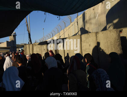 Palästinensischen Anbeter warten die Sicherheit Israels am Qalandiya Checkpoint, West Bank, auf ihre Weise das Freitagsgebet auf dem dritten Freitag des muslimischen Fastenmonats Ramadan an der Al-Aqsa Moschee in der Altstadt von Jerusalem, 16. Juni 2017 teilnehmen. Die qalandiya Checkpoint ist Teil der israelischen Trennungsmauer, Ramallah im Westjordanland von Jerusalem trennt. Foto von Debbie Hill/UPI Stockfoto