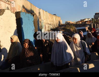 Palästinensischen Anbeter warten die Sicherheit Israels am Qalandiya Checkpoint, West Bank, auf ihre Weise das Freitagsgebet auf dem dritten Freitag des muslimischen Fastenmonats Ramadan an der Al-Aqsa Moschee in der Altstadt von Jerusalem, 16. Juni 2017 teilnehmen. Die qalandiya Checkpoint ist Teil der israelischen Trennungsmauer, Ramallah im Westjordanland von Jerusalem trennt. Foto von Debbie Hill/UPI Stockfoto