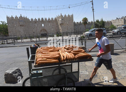 Eine palästinensische schiebt einen Einkaufswagen mit Bagels außerhalb der Altstadt von Jerusalem nach der Israelischen Polizei Freitagsgebet abgebrochen und die alte Stadt geschlossen nach drei israelischen arabischen Angreifer Feuer auf israelische Grenzpolizei in der Nähe der Tempelberg Verbindung geöffnet, 14. Juli 2017. Zwei israelische Grenzpolizisten starb aus ihren Wunden, und die israelische Polizei erschossen die Schützen, nachdem Sie auf dem Tempelberg Plaza entgangen. - Foto von Debbie Hill/UPI Stockfoto