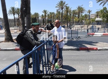 Israelische Grenzpolizei stoppen Palästinenser vom Betreten der Altstadt in der Nähe von Damaskus-Tor in Ost-Jerusalem, 15. Juli 2017. Der Tempelberg, bekannt, dass Muslime als das edle Heiligtum blieb verschlossen Gläubige für den zweiten Tag nachdem israelische Araber zwei israelische Polizisten in einem Schussangriff am Freitag getötet. Spannungen entbrannte zwischen Jordanien und Israel als einem jordanischen Sprecher israelischen Verletzung des Status Quo durch Verbot Muslime beten auf dem Berg beschuldigt. Der israelische Ministerpräsident Benjamin Netanyahu sagte, dass seine Regierung die Sicherheitslage am Sonntag bewerten würde.  -Foto: Stockfoto