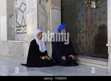 Palästinensische Muslime beten vor der verschlossenen Tür des Felsendoms in der Al-Aqsa Moschee in der Altstadt von Jerusalem, Juli 18, 2017. Die Mehrheit der Palästinensischen muslimischen Gläubigen weigern sich, die Verbindung nach der israelischen Behörden aufzunehmen, erhöhten Sicherheitsmaßnahmen durch den Einbau von Metalldetektoren und Kameras. Israel wieder geöffnet Der heilige Ort, nachdem er zwei Tage nach einem Angriff durch Arabische israelische Männer, die zwei Israelische Polizisten getötet wurde geschlossen. - Foto von Debbie Hill/UPI Stockfoto