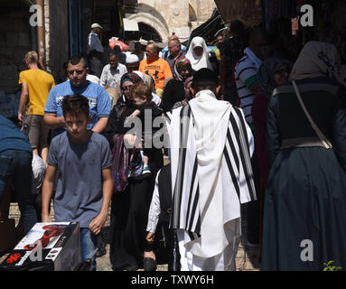 Eine ultra-orthodoxe Juden trägt einen gebetsschal als geht er Vergangenheit Palästinenser, in der Altstadt von Jerusalem, an Rosch Haschanah, das Jüdische Neue Jahr, und das Islamische Neujahr, 21. September 2017. Beide Religionen folgen dem Mondkalender. Foto von Debbie Hill/UPI Stockfoto