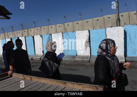 Warten Sie, bis die Palästinenser den israelischen zu überqueren gesteuert Qalandiya Checkpoint, zwischen Ramallah und Jerusalem, West Bank, 3. Oktober 2017. Das israelische Verteidigungsministerium hat angekündigt, dass alle Grenzübergänge nach Israel für die Palästinenser aus dem Westjordanland und Gaza wird für 11 Tage während der jüdischen Fest von Sukkot geschlossen werden. Die Schließung wird Auswirkungen Zehntausende Palästinenser, die in Israel arbeiten. Die Kreuzungen werden Palästinenser von Mittwoch, 4. Oktober geschlossen werden, bis Samstag, den 14. Oktober, außer für humanitäre oder medizinische Fälle. Foto von Debbie Hill/UPI Stockfoto