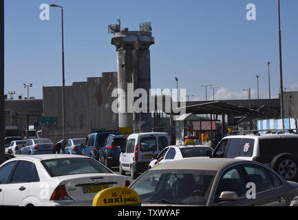 Autos warten in der Linie, die mit der israelischen Kreuz gesteuert Qalandiya Checkpoint, zwischen Ramallah und Jerusalem, West Bank, 3. Oktober 2017. Das israelische Verteidigungsministerium hat angekündigt, dass alle Grenzübergänge nach Israel für die Palästinenser aus dem Westjordanland und Gaza wird für 11 Tage während der jüdischen Fest von Sukkot geschlossen werden. Die Schließung wird Auswirkungen Zehntausende Palästinenser, die in Israel arbeiten. Die Kreuzungen werden Palästinenser von Mittwoch, 4. Oktober geschlossen werden, bis Samstag, den 14. Oktober, außer für humanitäre oder medizinische Fälle. Foto von Debbie Hill/UPI Stockfoto