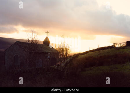 Ein überwältigendes Bild einer Kirche bei Sonnenuntergang die Sonne hinter Stockfoto