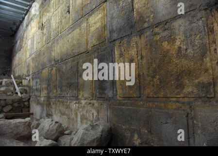 Ein Blick auf die jüngsten Ausgrabungen der Israel Antiquities Authority große Teile der Stein Kurse der Westlichen Mauer aus der Zeit des Zweiten Tempels in der westlichen Wand Tunnels, in die Altstadt von Jerusalem, 16. Oktober 2017. Der Teil der westlichen Wand haben für 1.700 Jahre versteckt worden und steht in der Nähe eine alte Römische Theater - wie Struktur, die bestätigt, dass historische Schriften, ein Theater in der Nähe der Tempelberg in Jerusalem beschreiben. Foto von Debbie Hill/UPI Stockfoto