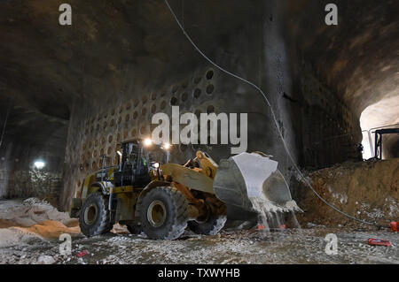 Schwere Ausrüstung bewegt Vergangenheit teilweise konstruierten Katakombe Grabstellen in die U-Bahn Tunnel Beerdigung auf dem Friedhof Givat Shaul, Har HaMenuchot in Jerusalem, Israel, November 26, 2017. Wegen Überfüllung und Mangel an Land für Grabstätten in Jerusalem, die religiöse Beerdigung Gesellschaft Chewrah Kaddischa, den Bau der riesigen unterirdischen Grabstätte, die Platz für mehr als 22.000 Gräber zur Verfügung stellen wird. Foto von Debbie Hill/UPI Stockfoto