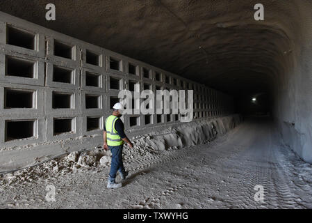 Itzik Behar, Project Engineer, Spaziergänge Vergangenheit teilweise Grabstellen in die U-Bahn Tunnel Beerdigung auf dem Friedhof Givat Shaul, Har HaMenuchot, in Jerusalem, Israel, 26. November 2017 errichtet. Wegen Überfüllung und Mangel an Land für Grabstätten in Jerusalem, die religiöse Beerdigung Gesellschaft Chewrah Kaddischa, den Bau der riesigen unterirdischen Grabstätte, die Platz für mehr als 22.000 Gräber zur Verfügung stellen wird. Foto von Debbie Hill/UPI Stockfoto