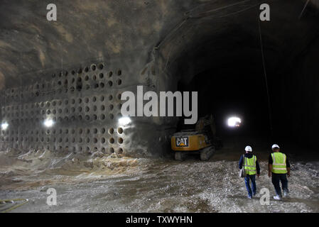 Itzik Behar, Project Engineer, Spaziergänge Vergangenheit teilweise Katakombe Grabstellen in die U-Bahn Tunnel Beerdigung auf dem Friedhof Givat Shaul, Har HaMenuchot, in Jerusalem, Israel, 26. November 2017 errichtet. Wegen Überfüllung und Mangel an Land für Grabstätten in Jerusalem, die religiöse Beerdigung Gesellschaft Chewrah Kaddischa, den Bau der riesigen unterirdischen Grabstätte, die Platz für mehr als 22.000 Gräber zur Verfügung stellen wird. Foto von Debbie Hill/UPI Stockfoto