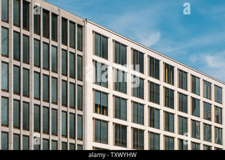 Perspektivische Ansicht des modernen Bürogebäuden und blauer Himmel - Stockfoto