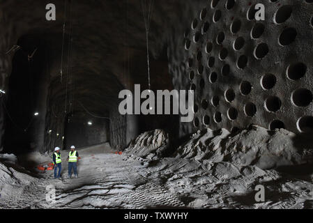 Israelis stehen in der Nähe der teilweise konstruierten Katakombe Grabstellen in die U-Bahn Tunnel Beerdigung auf dem Friedhof Givat Shaul, Har HaMenuchot in Jerusalem, Israel, November 26, 2017. Wegen Überfüllung und Mangel an Land für Grabstätten in Jerusalem, die religiöse Beerdigung Gesellschaft Chewrah Kaddischa, den Bau der riesigen unterirdischen Grabstätte, die Platz für mehr als 22.000 Gräber zur Verfügung stellen wird. Foto von Debbie Hill/UPI Stockfoto