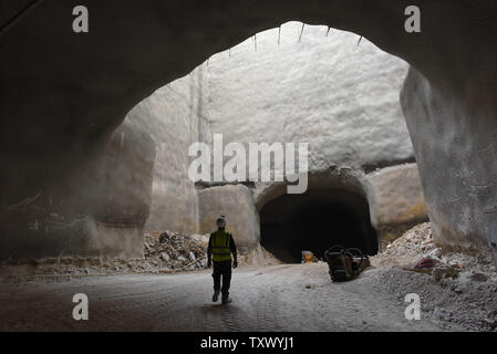 Itzik Behar, Project Engineer, Spaziergänge in die Tunnel, die katakombe Grabstellen wird in die unterirdischen Tunnel Beerdigung auf dem Friedhof Givat Shaul, Har HaMenuchot in Jerusalem, Israel, November 26, 2017 Haus. Wegen Überfüllung und Mangel an Land für Grabstätten in Jerusalem, die religiöse Beerdigung Gesellschaft Chewrah Kaddischa, den Bau der riesigen unterirdischen Grabstätte, die Platz für mehr als 22.000 Gräber zur Verfügung stellen wird. Foto von Debbie Hill/UPI Stockfoto